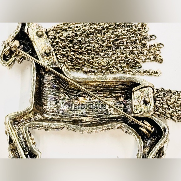 Heidi Daus Tally Ho Swarovski Crystal Horse W/Chain Main Tail Brooch 2”X2” NWOT - Picture 2 of 4